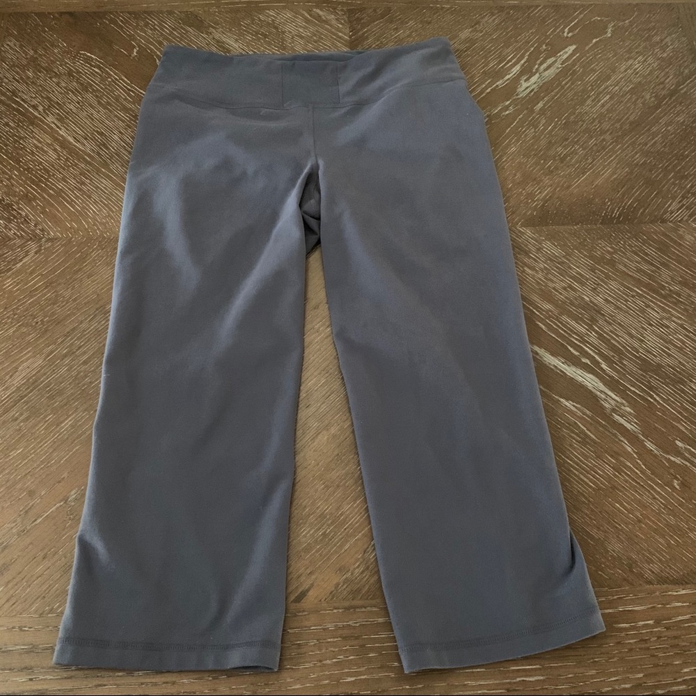 Zella comfy gray capri w/reflective material pants Size M